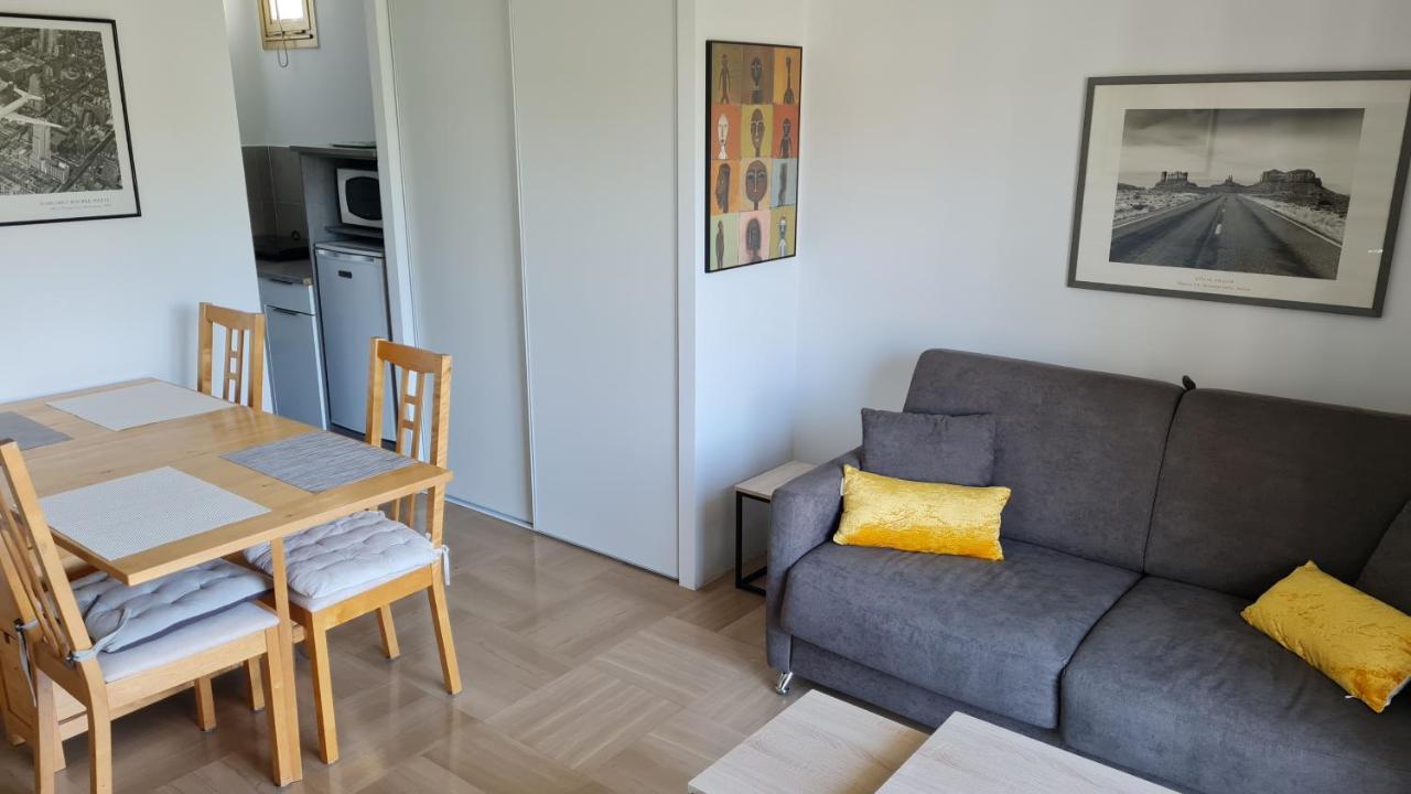 2P Entierement Climatise I Bien Insonorise I Wifi I A 300 M De La Mer I Restaurants Commerces Et Transports A 5Mn A Pied I Ideal 2 Personnes I Possibilite 4 Avec Canape Lit De Qualite I Tres Belle Douche Cagnes-sur-Mer Exterior foto